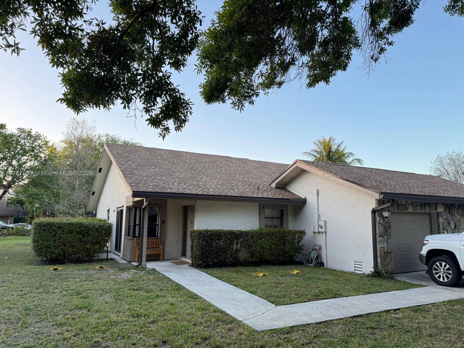 Beautiful, and spacious 2 bedrooms and 2 bathrooms house located in Plantation a very family oriented neighborhood.