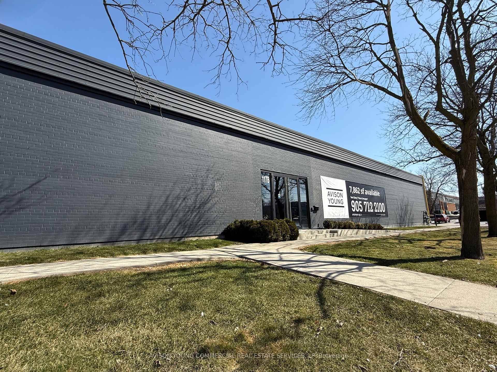 Turnkey showroom office space available immediately !