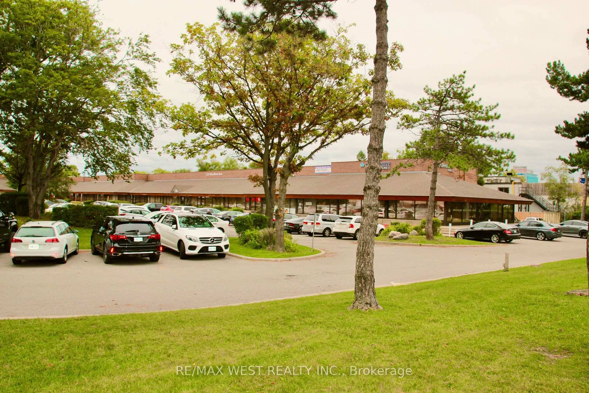 This award winning plaza has 430 sqft of available office space.