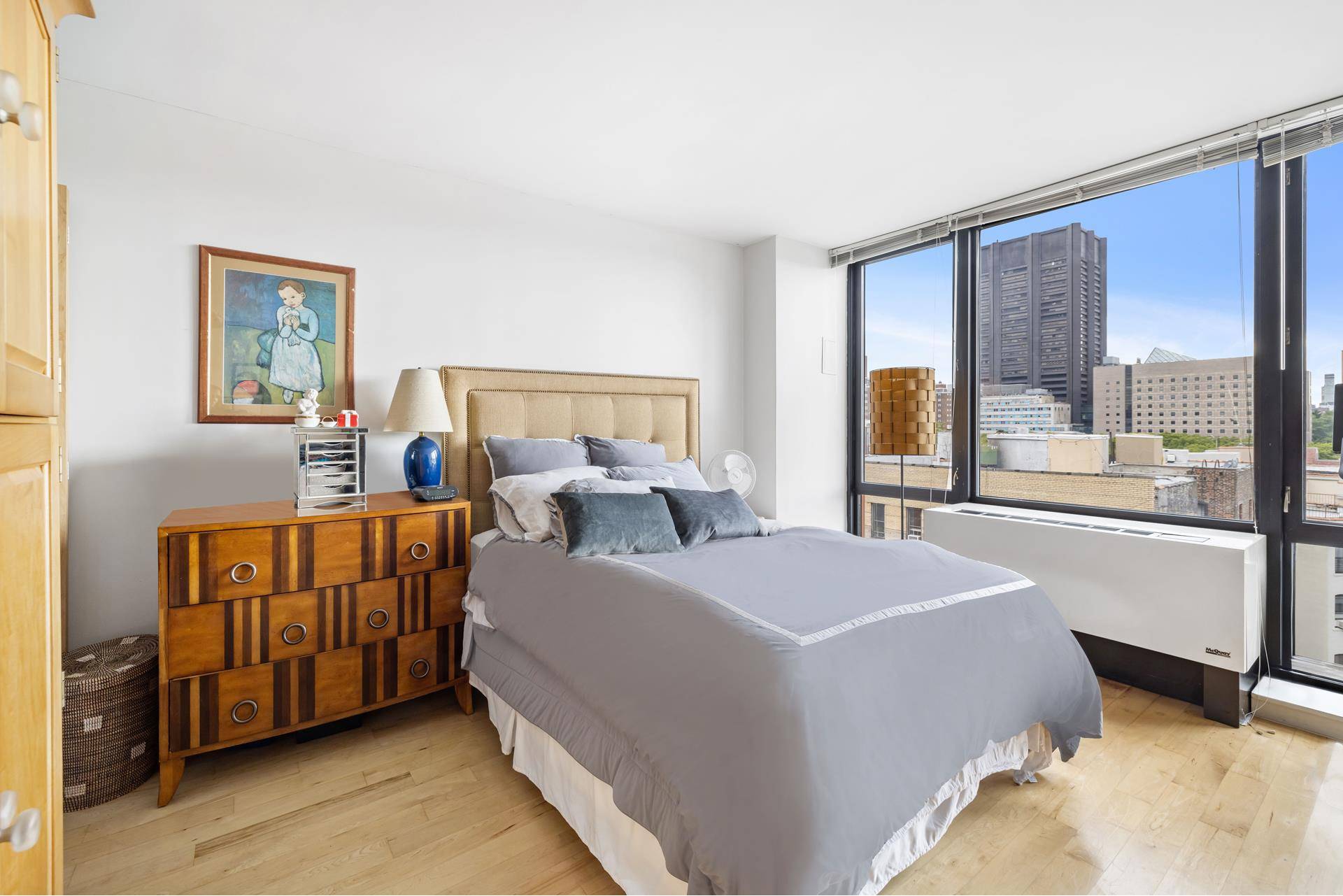 Apartment Features This open and airy one bedroom apartment faces West and is drenched in sunlight through its floor to ceiling windows.