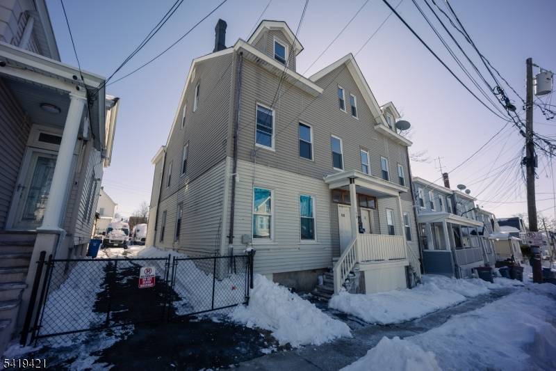 Strong income producing 6 unit multifamily investment opportunity featuring six 2 bedroom, 1 bath units.