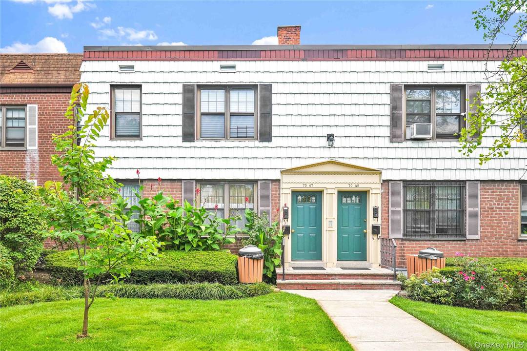 Welcome to 70 47 Park Drive East A, a charming 1 bedroom, 1 bathroom RENOVATED 637 Sq.