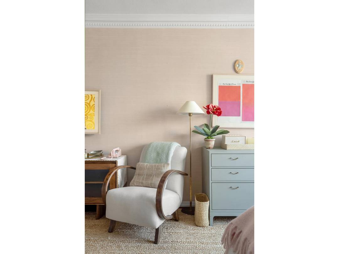 Stunning Greenwich Village Studio with Unobstructed NYC Views Nestled in the heart of Greenwich Village, this beautifully designed studio apartment offers a rare blend of classic charm and modern luxury.