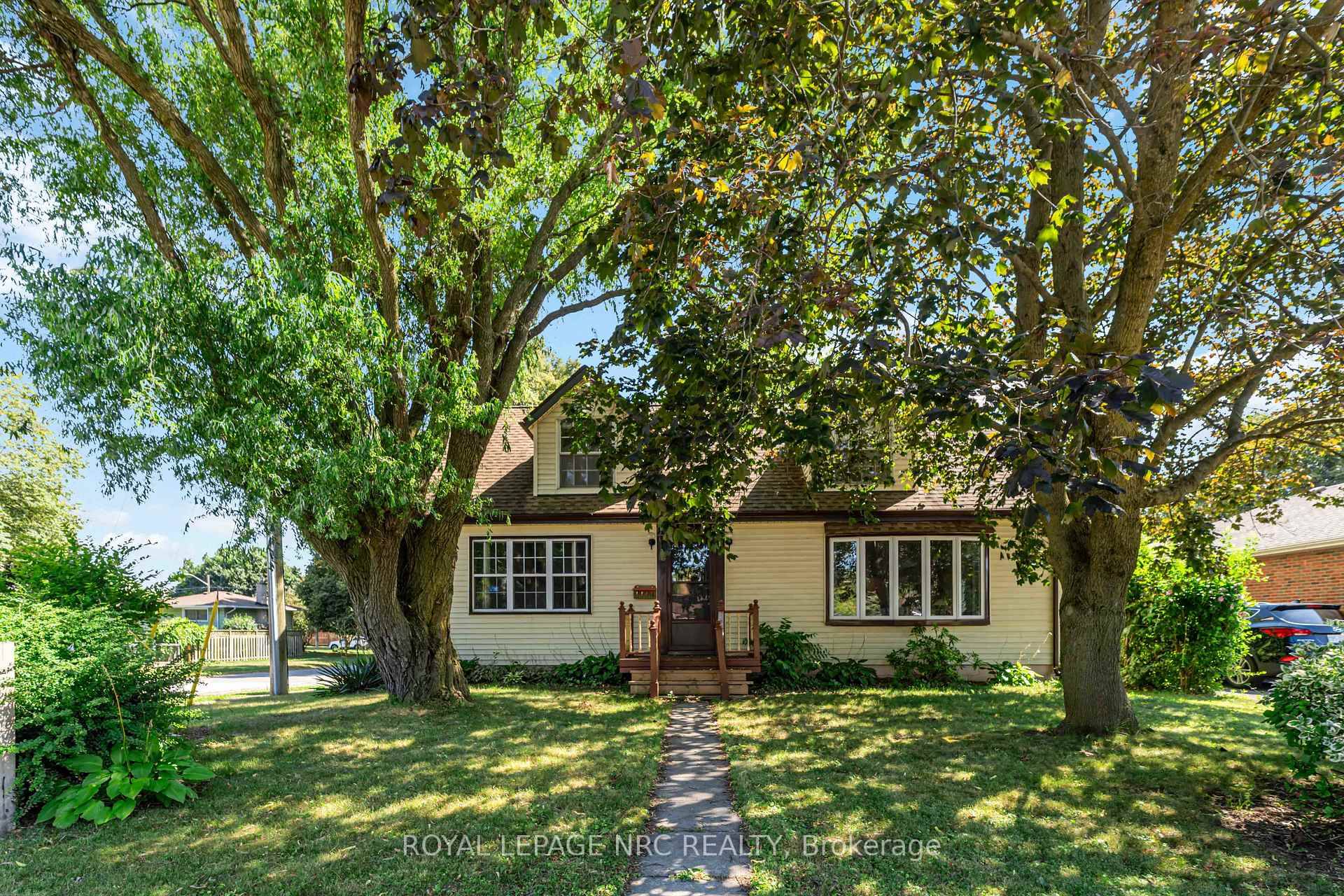 Welcome to Your Family Home in the Heart of Stamford, Niagara Falls !