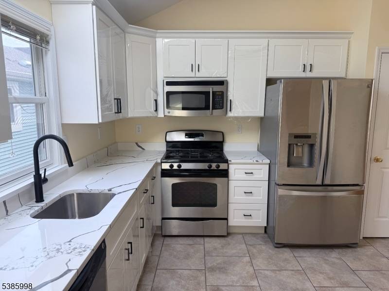 Fully renovated in Sep 2025 with New Kitchen Cabinets, Quartz Countertop, New Bathroom Vanities.