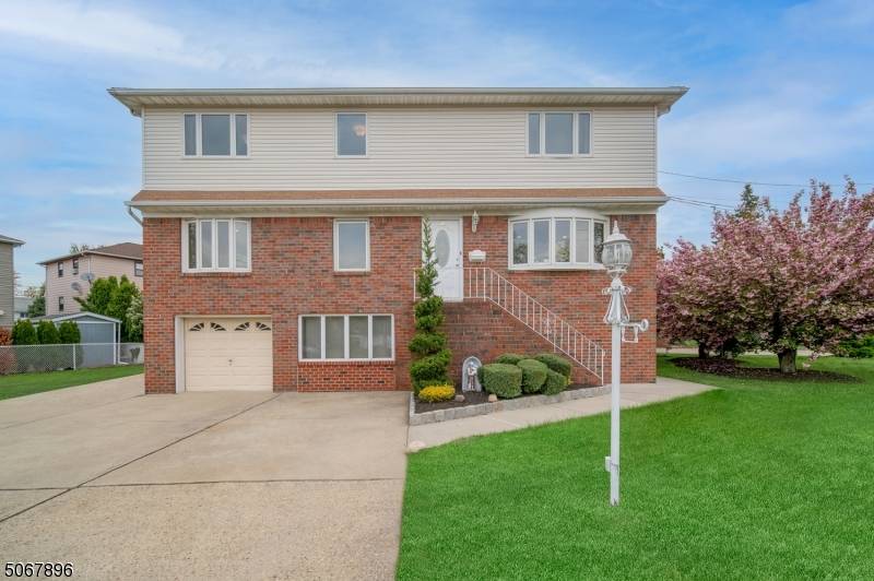 Huge 5 Bedroom, 2 story apartment with 2 zone central air conditioning !