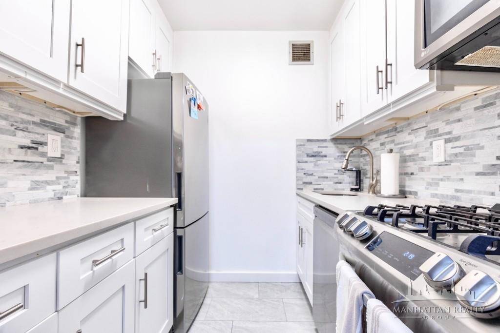 Elegant One Bedroom Urban Oasis with Luxury AmenitiesDiscover the epitome of modern living in this impeccable one bedroom residence.
