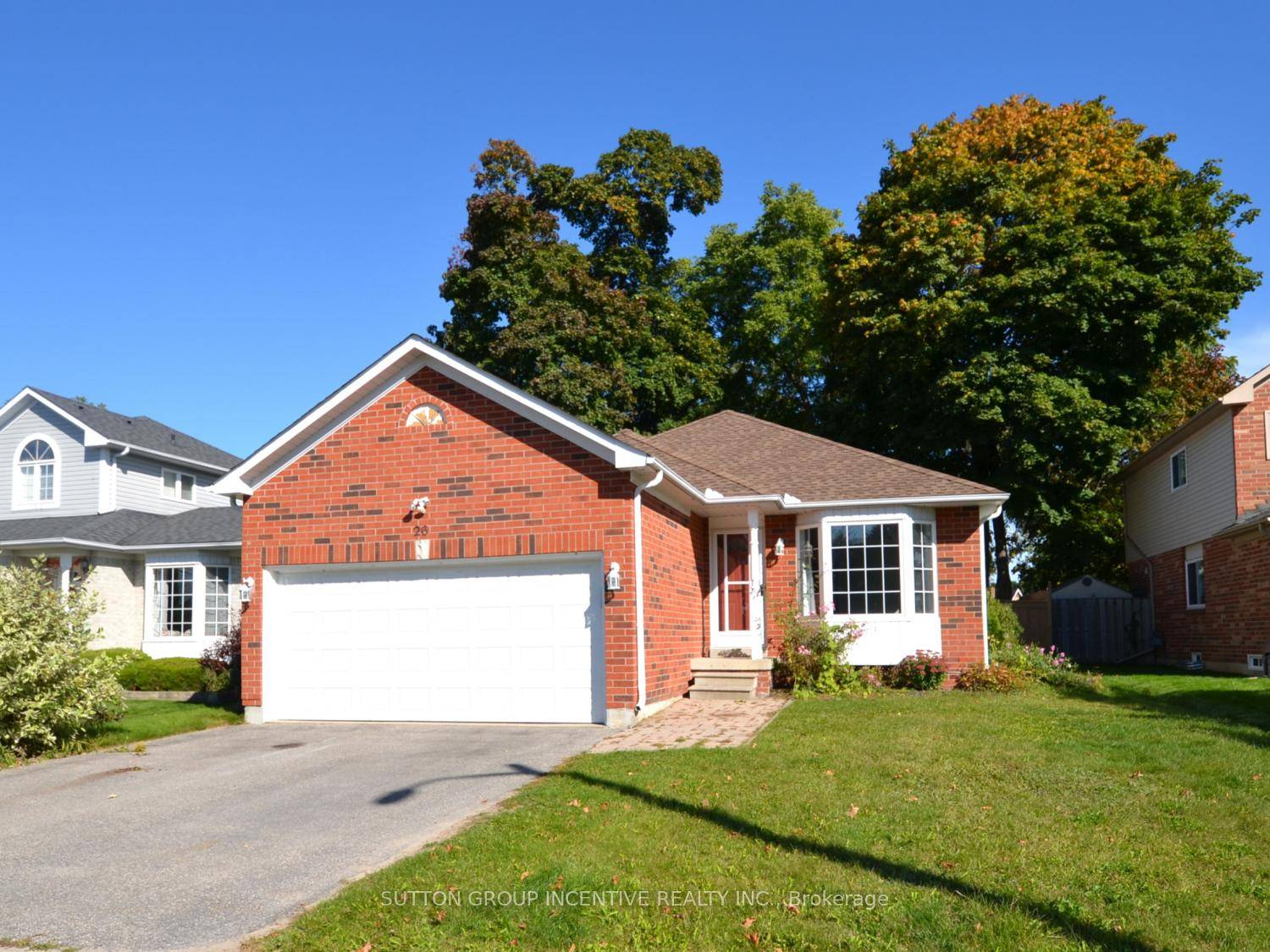 CHARMING DETACHED BUNGALOW ON A QUIET CUL DE SAC !