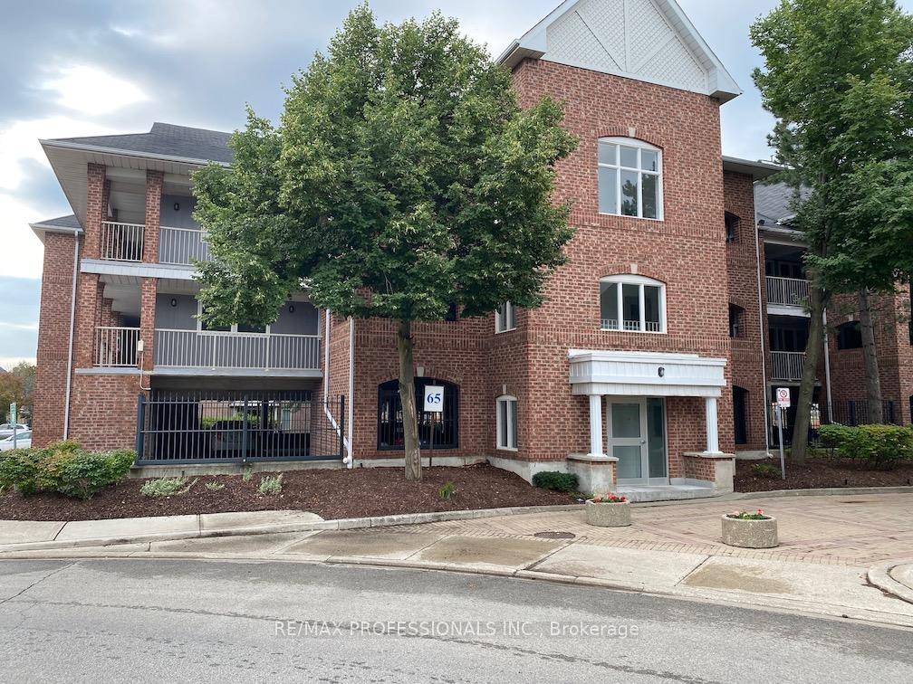 Welcome To Unit 216 At 65 Bristol Road East A Move In Ready, Spacious 2 Bedroom Condo Offering Both Comfort And Convenience In The Heart Of Hurontario.