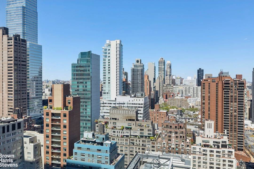 Sponsor Unit Perched high on the 34th floor, this remarkable two bedroom, two bathroom home features sweeping Northern, Eastern and Southern views through its floor to ceiling windows.