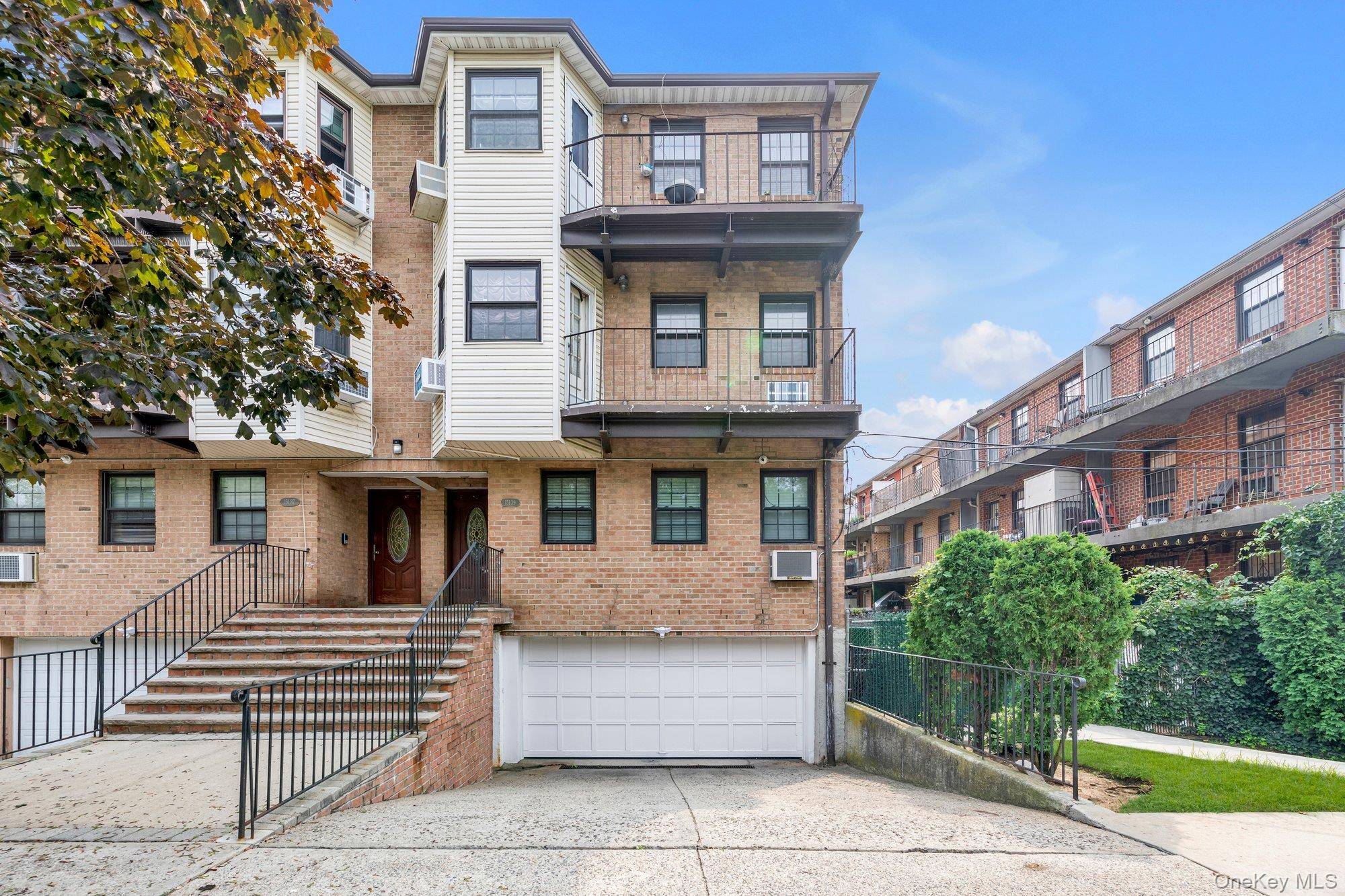Fantastic duplex style condo in the Greentree community of Howard Beach !