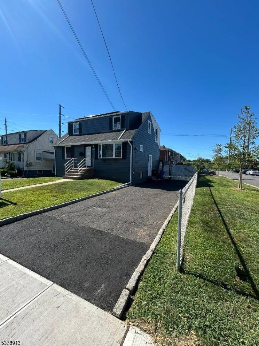 WOW ! SPECTACULAR, SPACIOUS HOME WITH BEAUTIFIL FINISHES FEAURING LARGE LIVING ROOM, EIK, 5 EXTRA LARGE BEDROOMS, 3 BEAUTIFUL BATHS, A KITCHEN TO DIE FOR, OFFICE, REC ROOM, DEN, FAMILY ...
