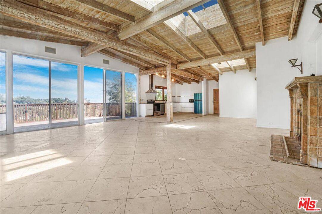 960 N Tigertail Rd 2.0 Brentwood LA