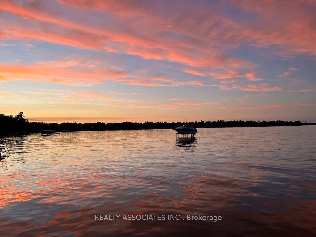 Experience lakeside paradise on Lake Simcoe !