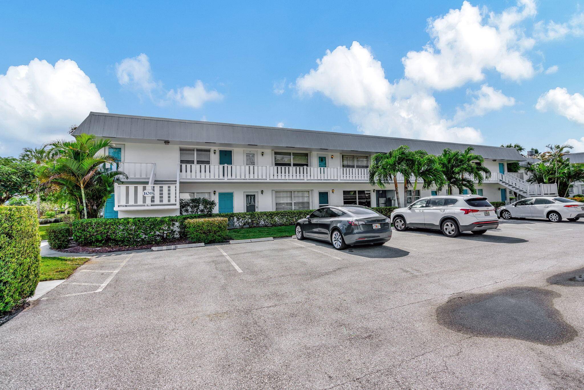 Brand New A C, Come look at this perfect 1st floor condo minutes away from downtown and the ocean.