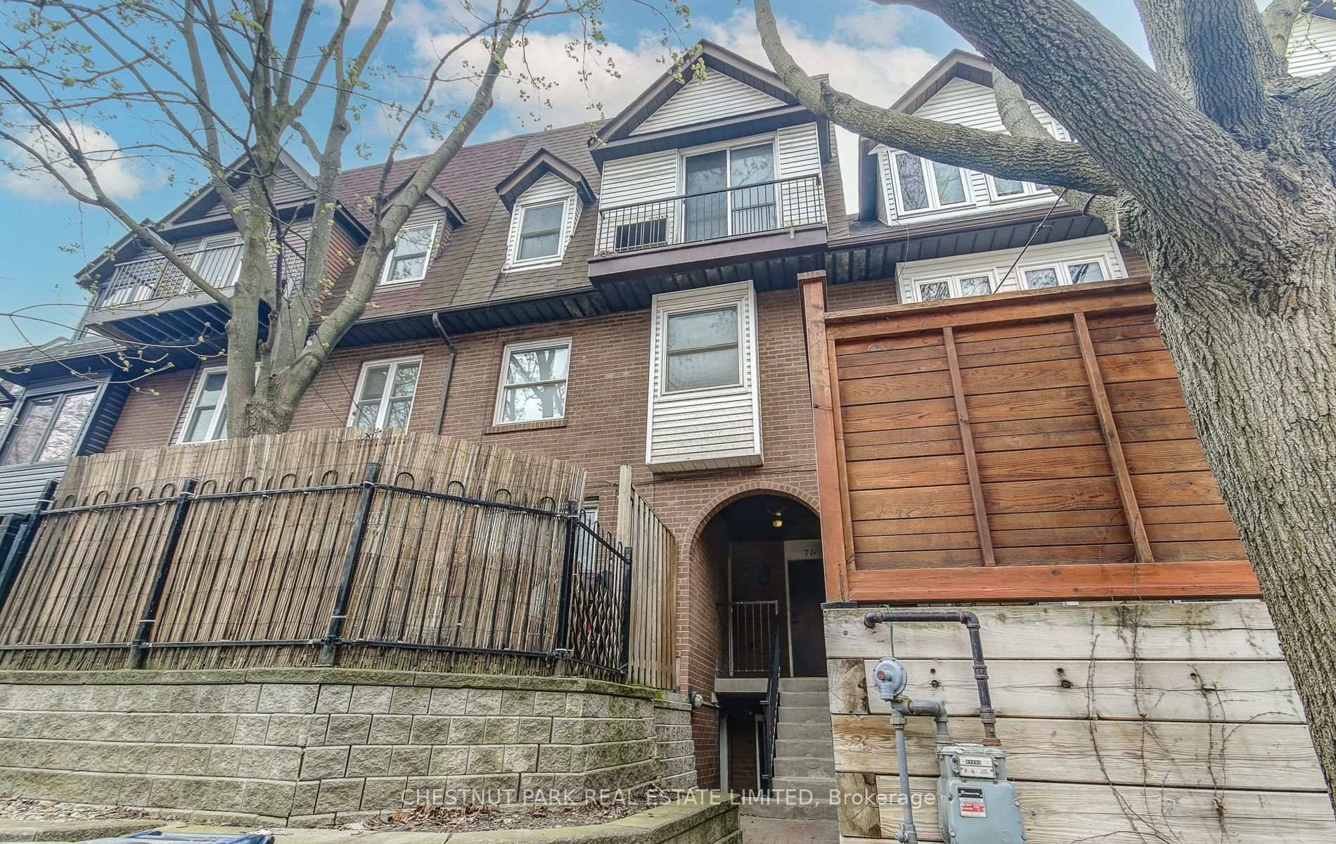 Welcome to 71A Longboat Avenue a bright and spacious one bedroom plus den apartment nestled in one of Toronto's most sought after neighbourhoods.