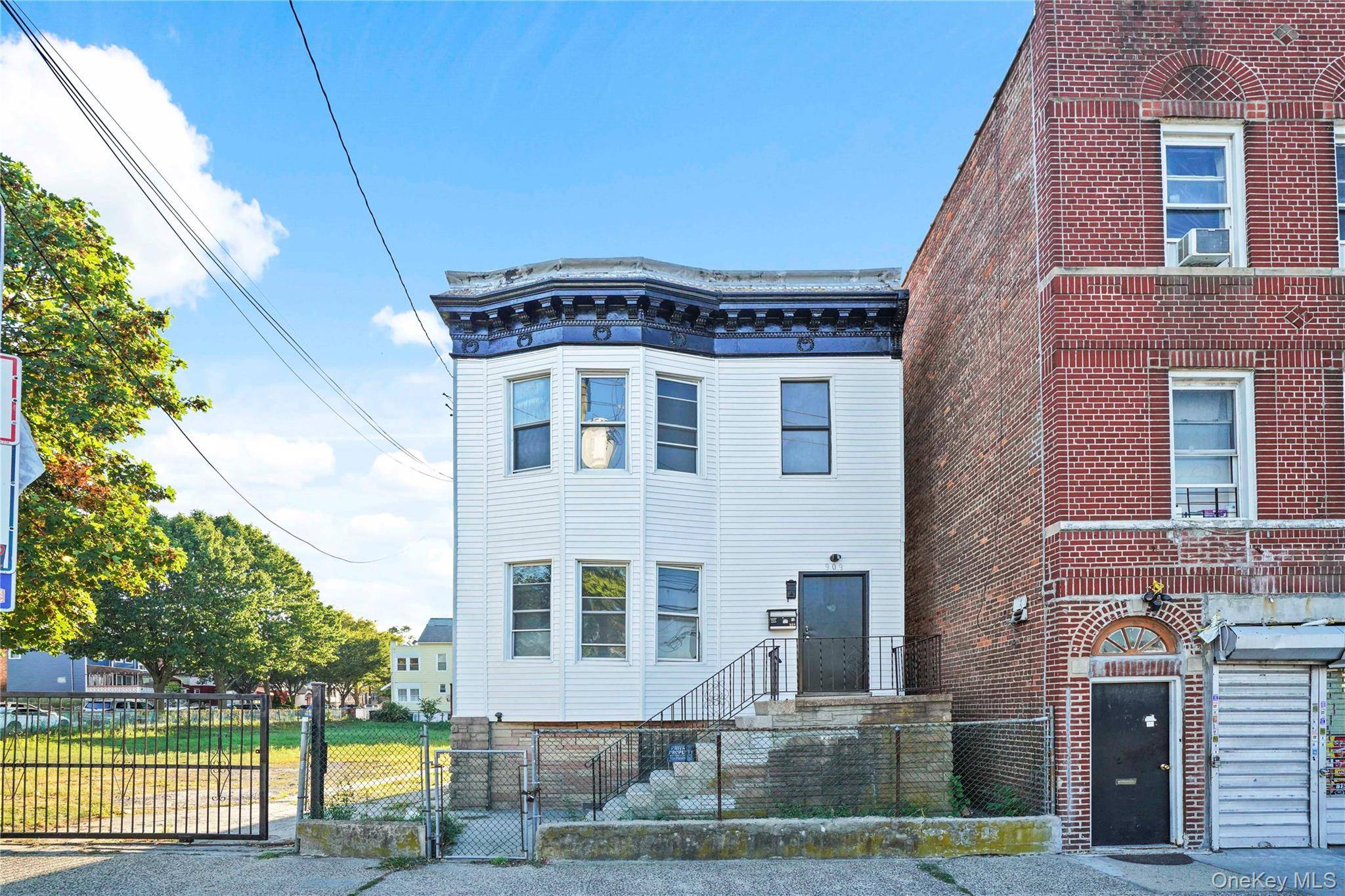 Rare Castle Hill Legal 3 Family Fully Vacant amp ; Ready to Go !