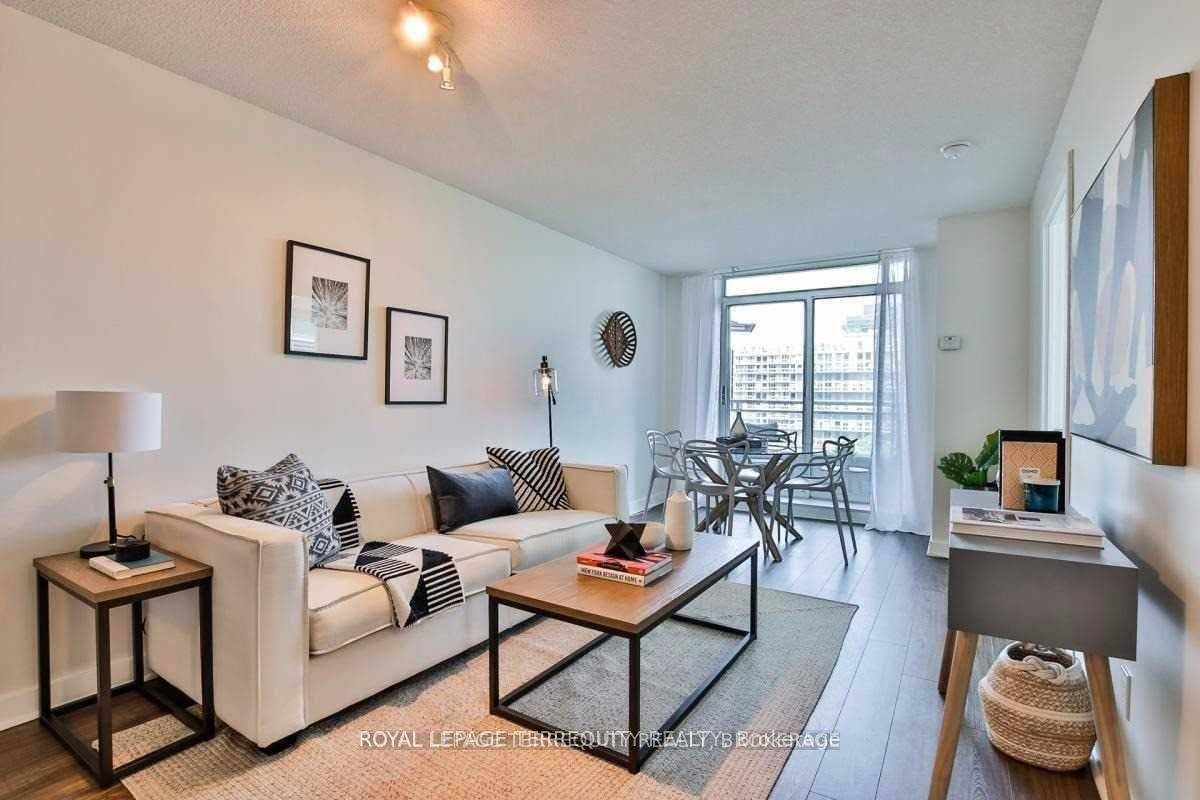 Fabulous corner unit ! 771 Sq' !