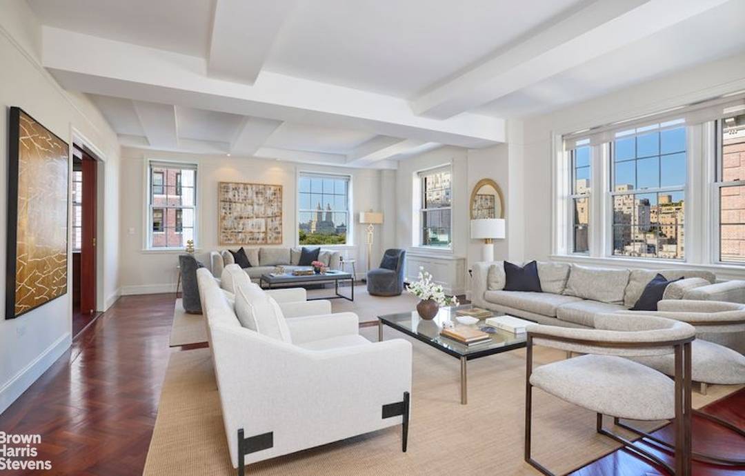 Exquisite 12 Room Boutique Pre War Condo Welcome to the prestigious Hampton House, a coveted pre war boutique condominium building located in the heart of the Upper East Side.