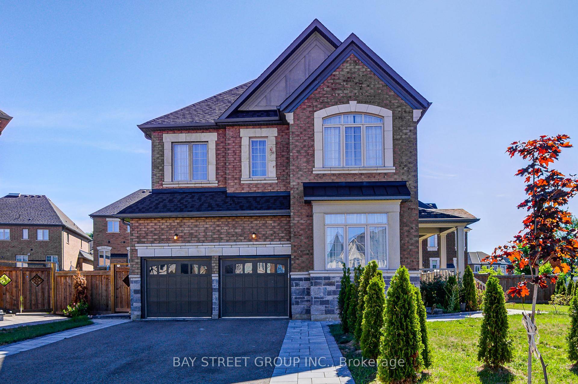 4 Br almost 3000 Sqft Corner Home in the Heart of Newmarket !