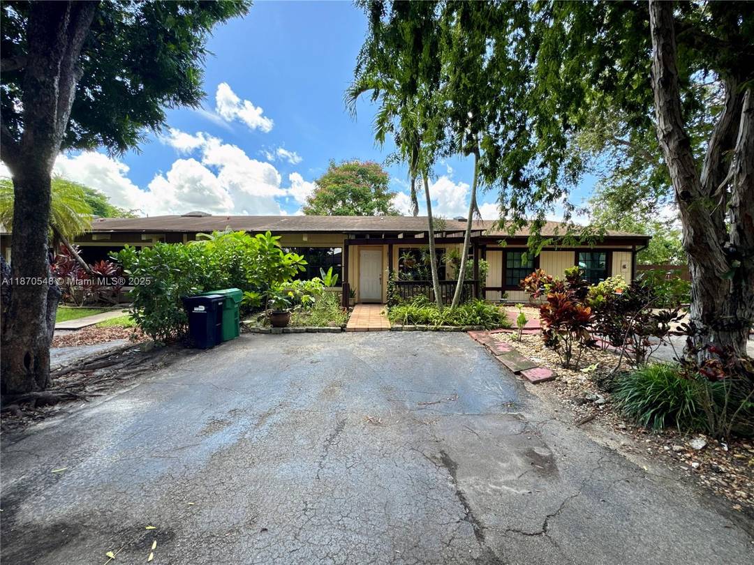 Beautiful 2 Bedroom, 2 Bath plus Loft Lot Block Fee Simple Townhome offering 1, 222 sq ft of living space, spacious bedrooms amp ; walk in closets amp ; stunning ...