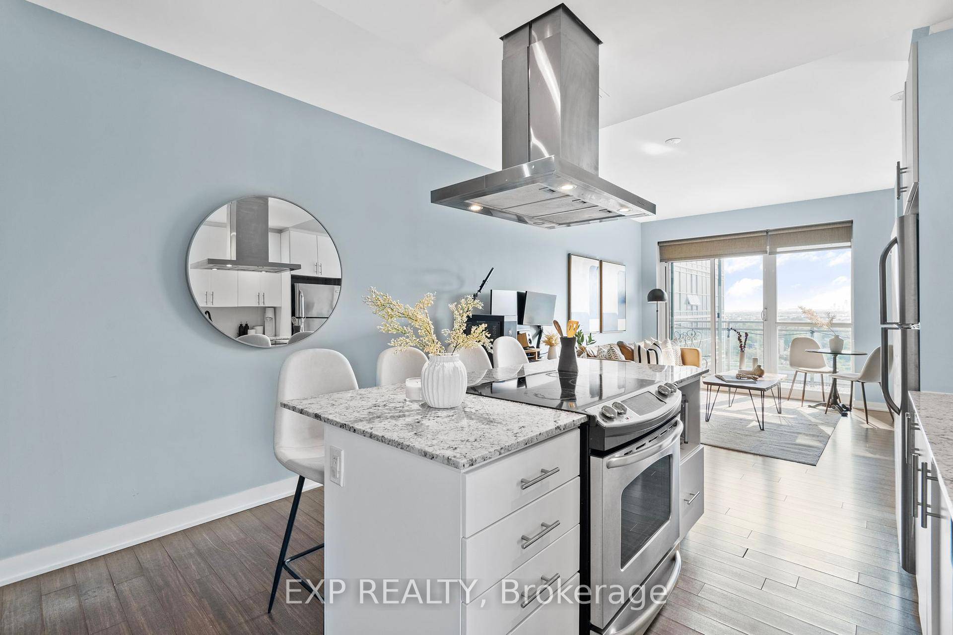 Welcome to elevated lakeside living in one of Torontos most vibrant waterfront communities.