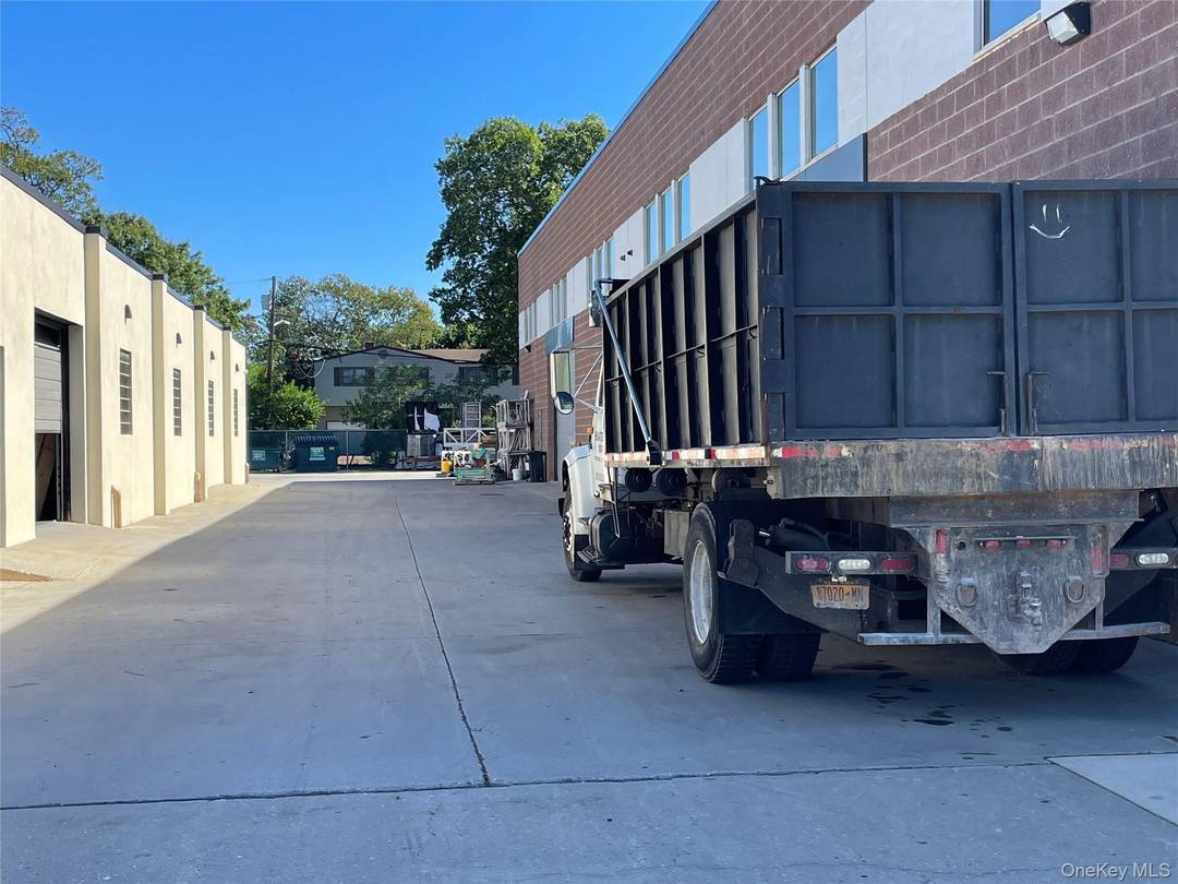 New construction. Office and warehouse space, ceiling height 22 loading dock with 14 foot oversized door for loading and unloading.