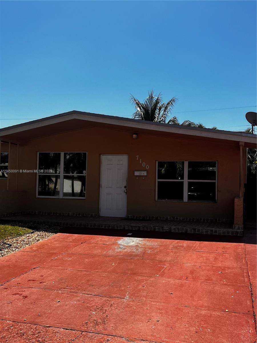 GREAT HOME ! 3 BEDROOMS 2 BATHROOMS plus BONUS ROOM, TITLE FLOOR ALL OVER, NICE FENCED BIG BACK YARD, LAWN CARE IS INCLUDED IN RENT.