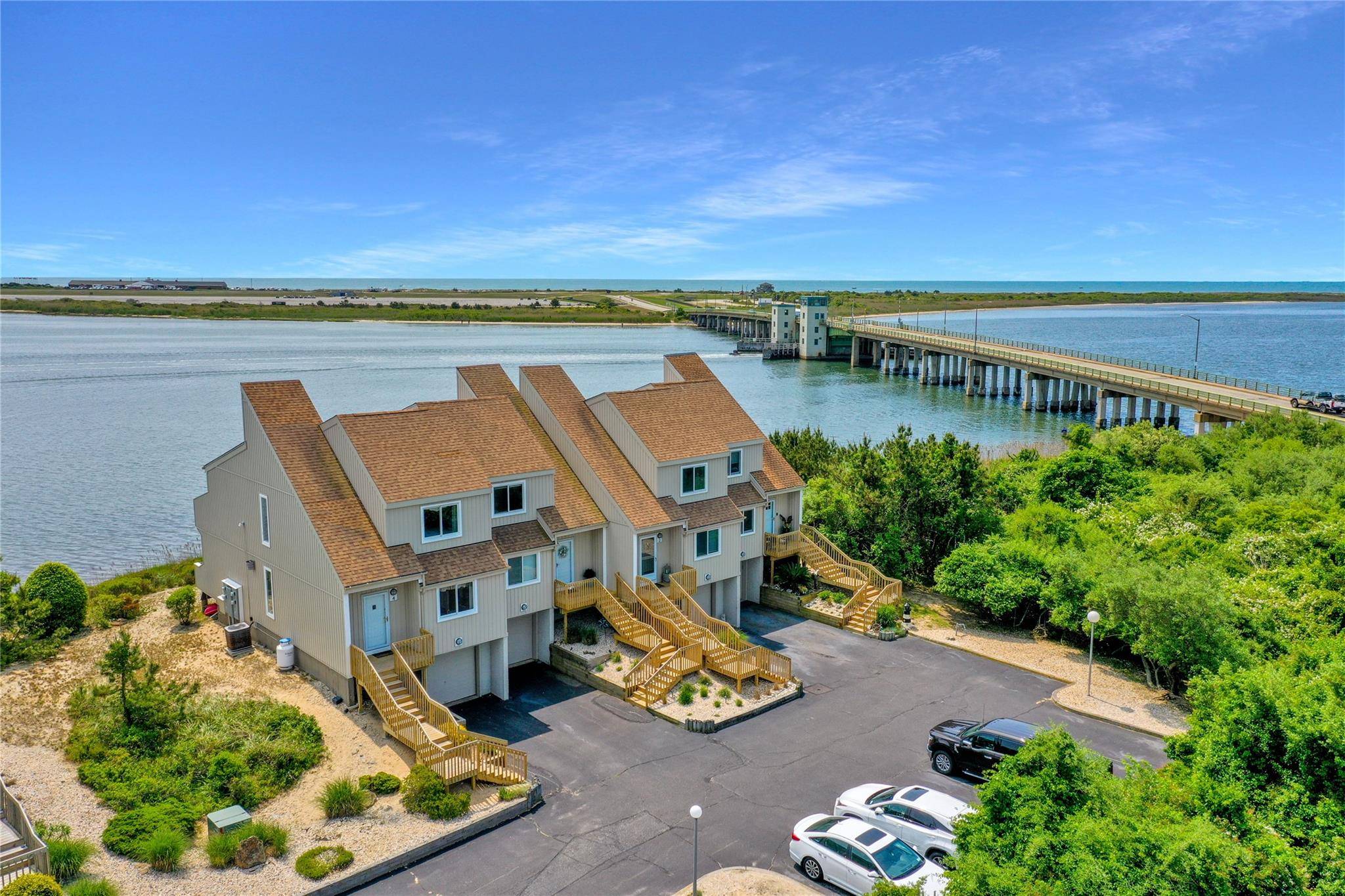 Don t Miss this One End Unit, Waterfront Condo Showcases Spectacular Water Views !