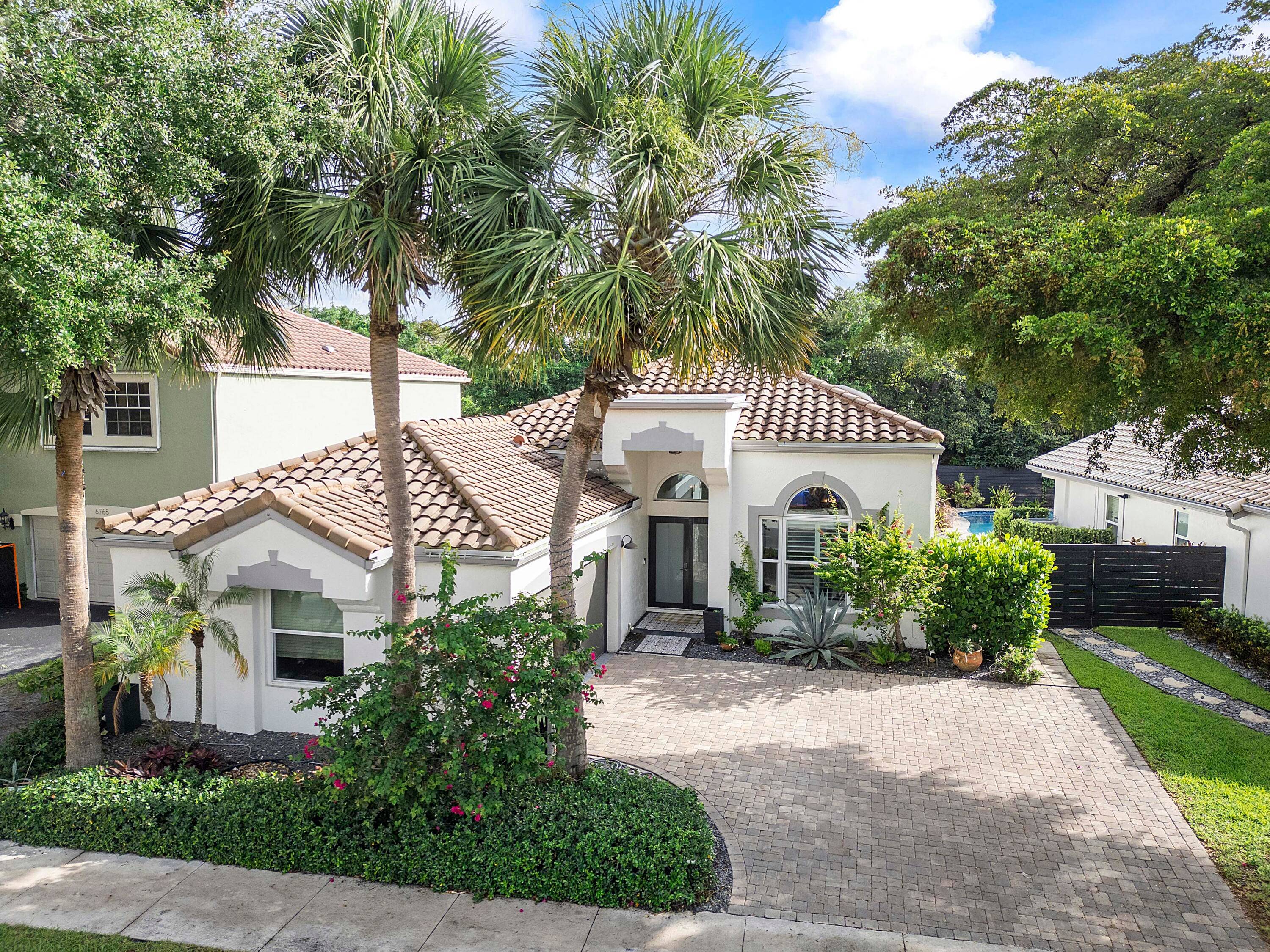 Welcome to Your Own Private Escape in ParklandDiscover the perfect blend of comfort, privacy, and charm in this beautifully maintained 3 bedroom, 2 bath home located in the peaceful community ...