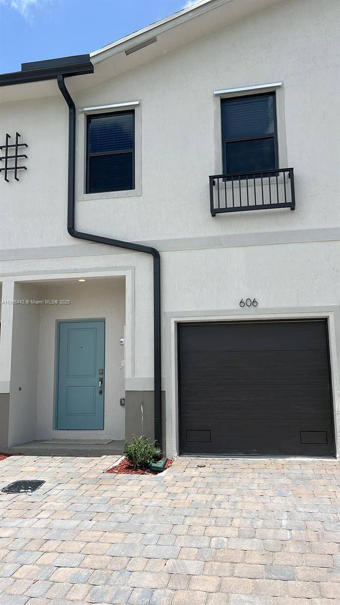 GORGEOUS TOWNHOME VERY CONVENIENT LOCATION IN FLORIDA CITY, CLOSE TO SHOPPING CENTERS, ENTERTAINMENT, GREAT SCHOOL DISTRICT.
