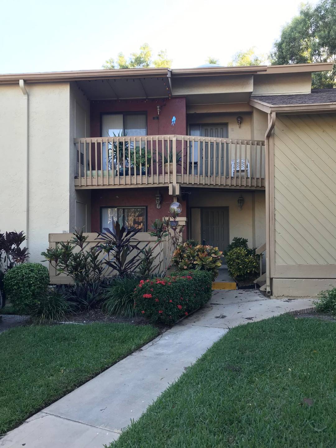 This beautifully renovated 2 bedroom, 2 bathroom fully furnished rental is located in Sheffield Woods, one of Wellington's most desirable communities.