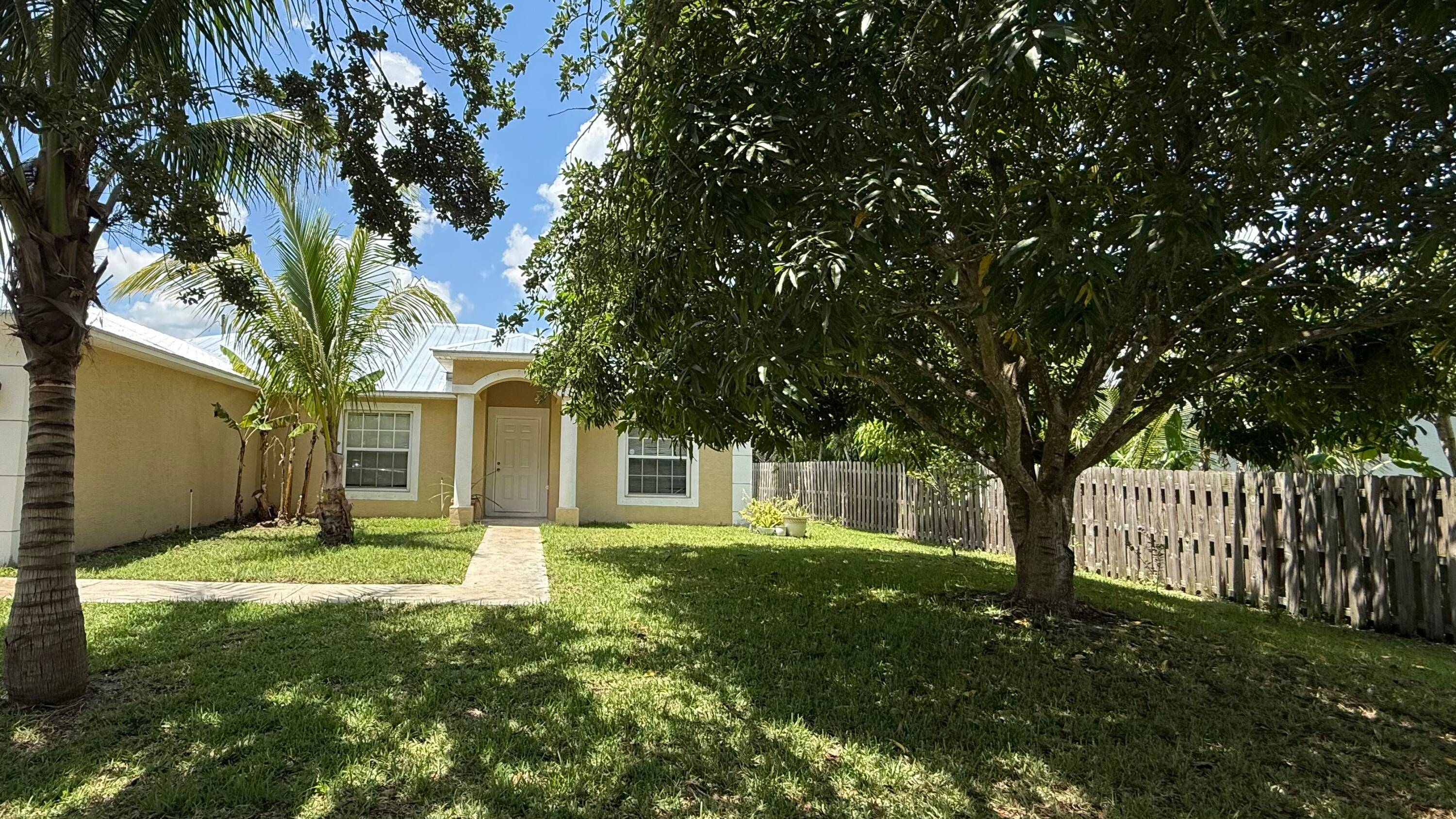 Welcome to the heart of it all conveniently located near the best that Port Saint Lucie has to offer !