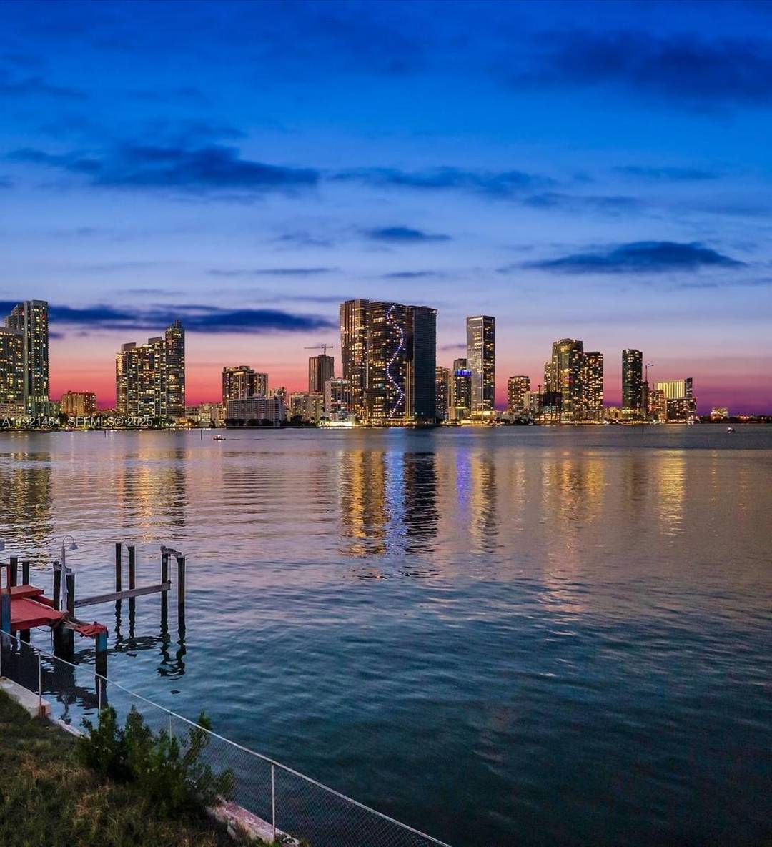 BUILD YOUR DREAM HOME... Spectacular oversize 26, 250 square foot of lot with 175 feet of prime waterfrontage.