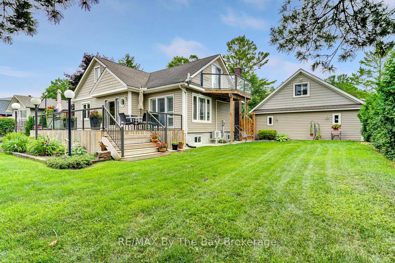 One block to the Sandy Beaches of Wasaga !