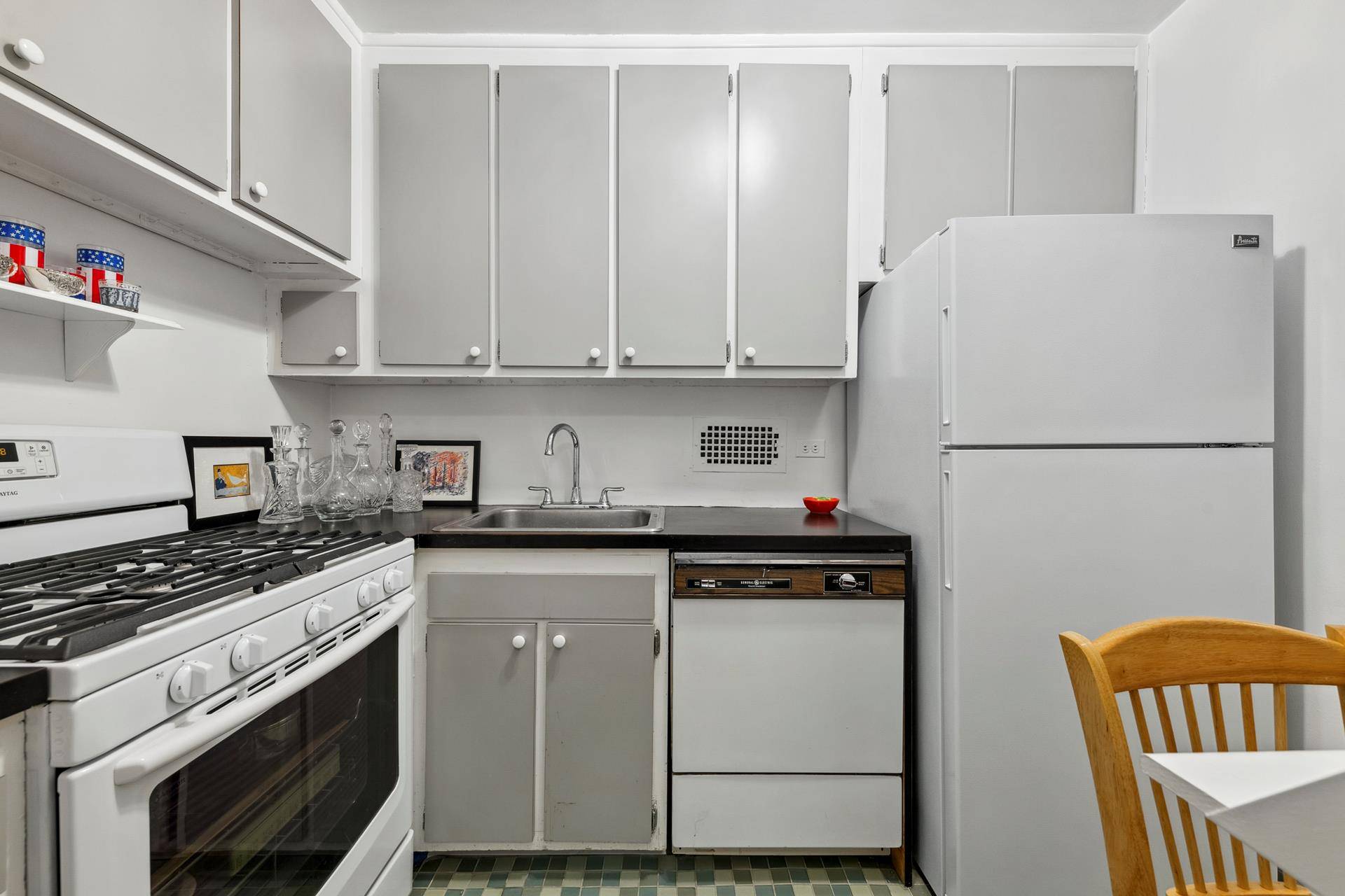 Eager seller price just reduced to 445, 000.