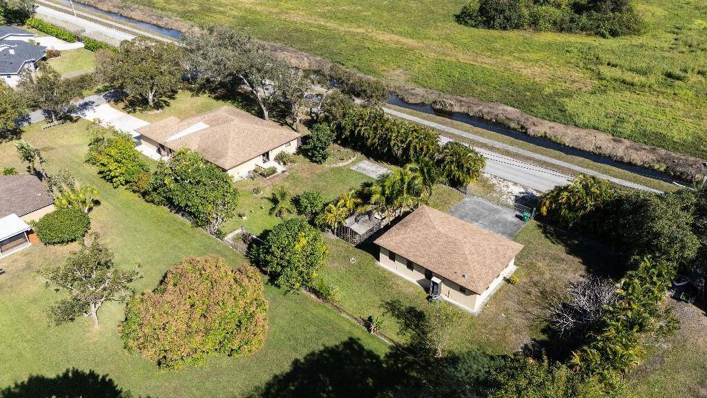 Private Estate Style Living with Separate Guest House amp ; Independent Access rarely available in Davie.