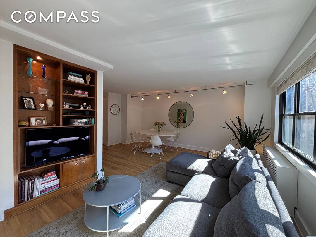 Cleverly designed and sun filled, this move in ready 1 bedroom plus den, 2 bathroom home at 31 Jane Street offers the perfect combination of modern style, functionality, and classic ...