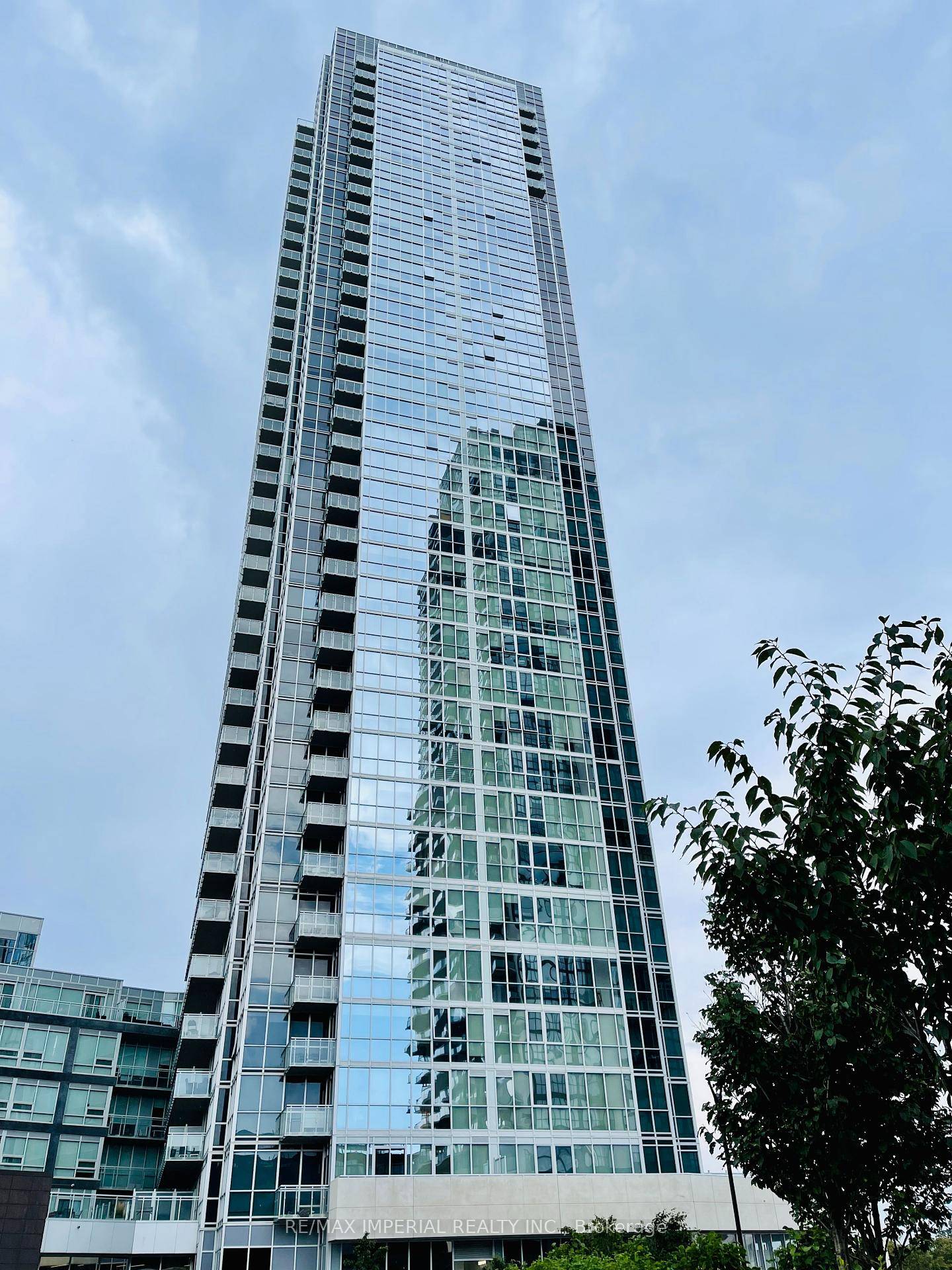Luxury Bright Condo In the Heart Of Vaughan !