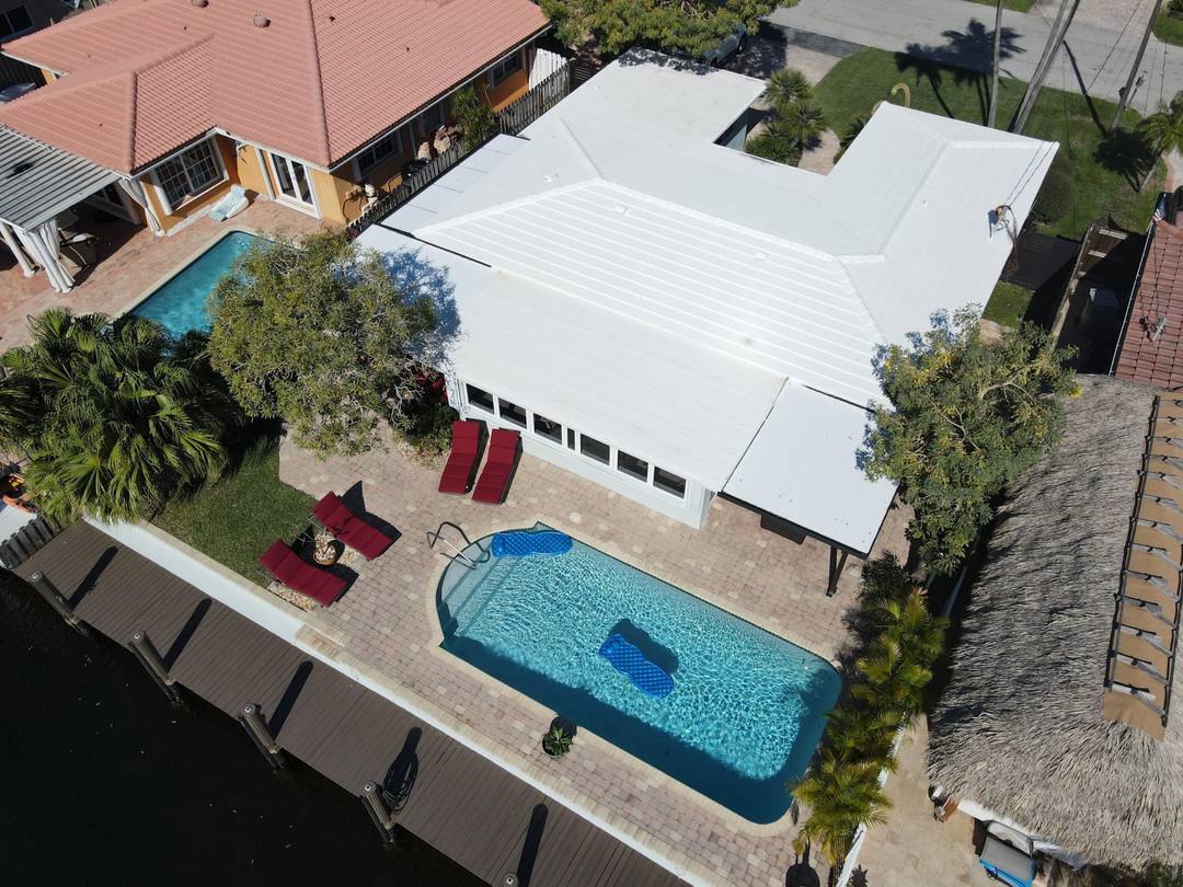 Luxury waterfront rental in Pompano Beach featuring a private dock for yachts up to 60 ft with direct ocean access NO FIXED BRIDGES.