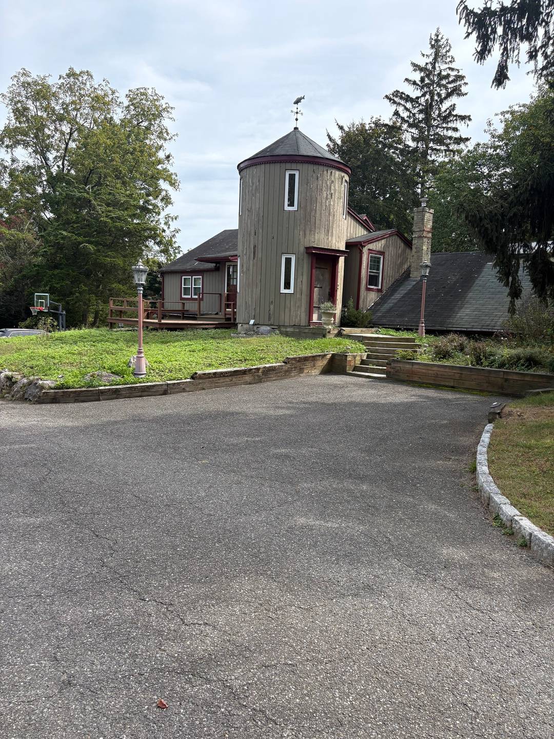 Prime location a few houses down from the Hunt Club three bedrooms with two additional bounus rooms and two bathrooms home with a fully finished walkout on a level one ...