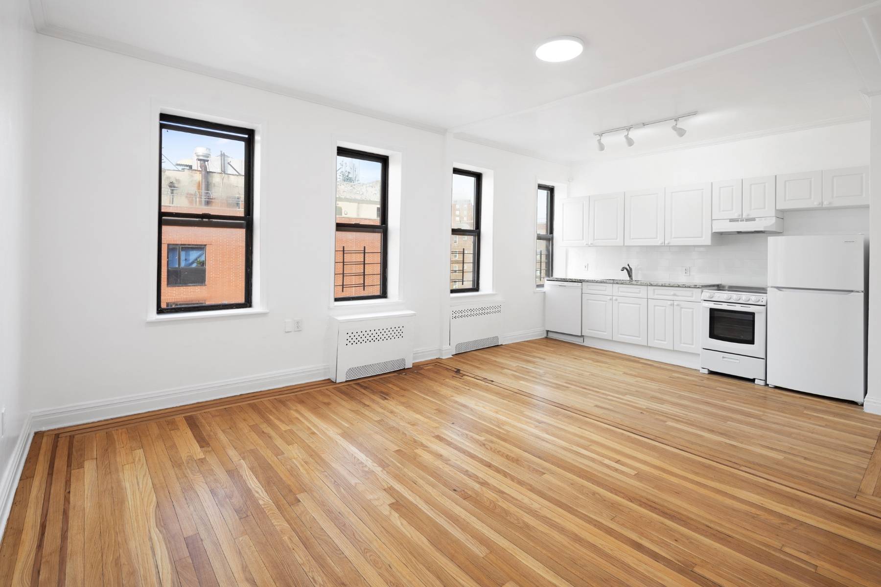 Bright and Airy HUGE 1 BEDROOM FLEX 2 BEDROOM in a well maintained and secure building.