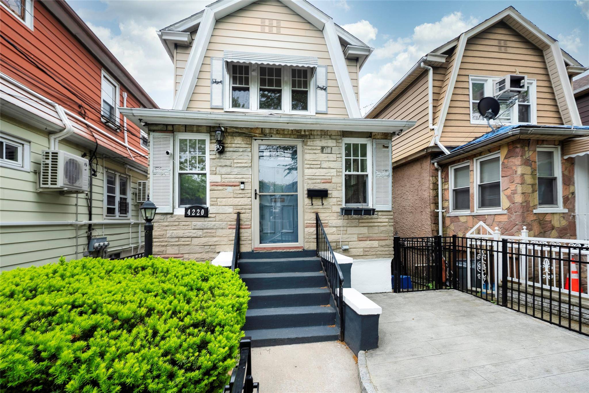 Welcome to this lovely well maintained 3 bedroom, 2 bath single family home located in the heart of Wakefield, one of the Bronx s most sought after and commuter friendly ...