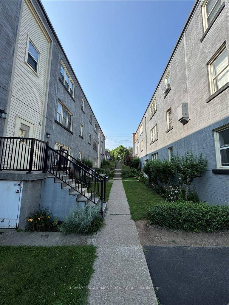 Top floor, unit 11, 1 Bdrm unit provides comfortable living in a quiet building located in the desirable Rosedale neighbourhood.
