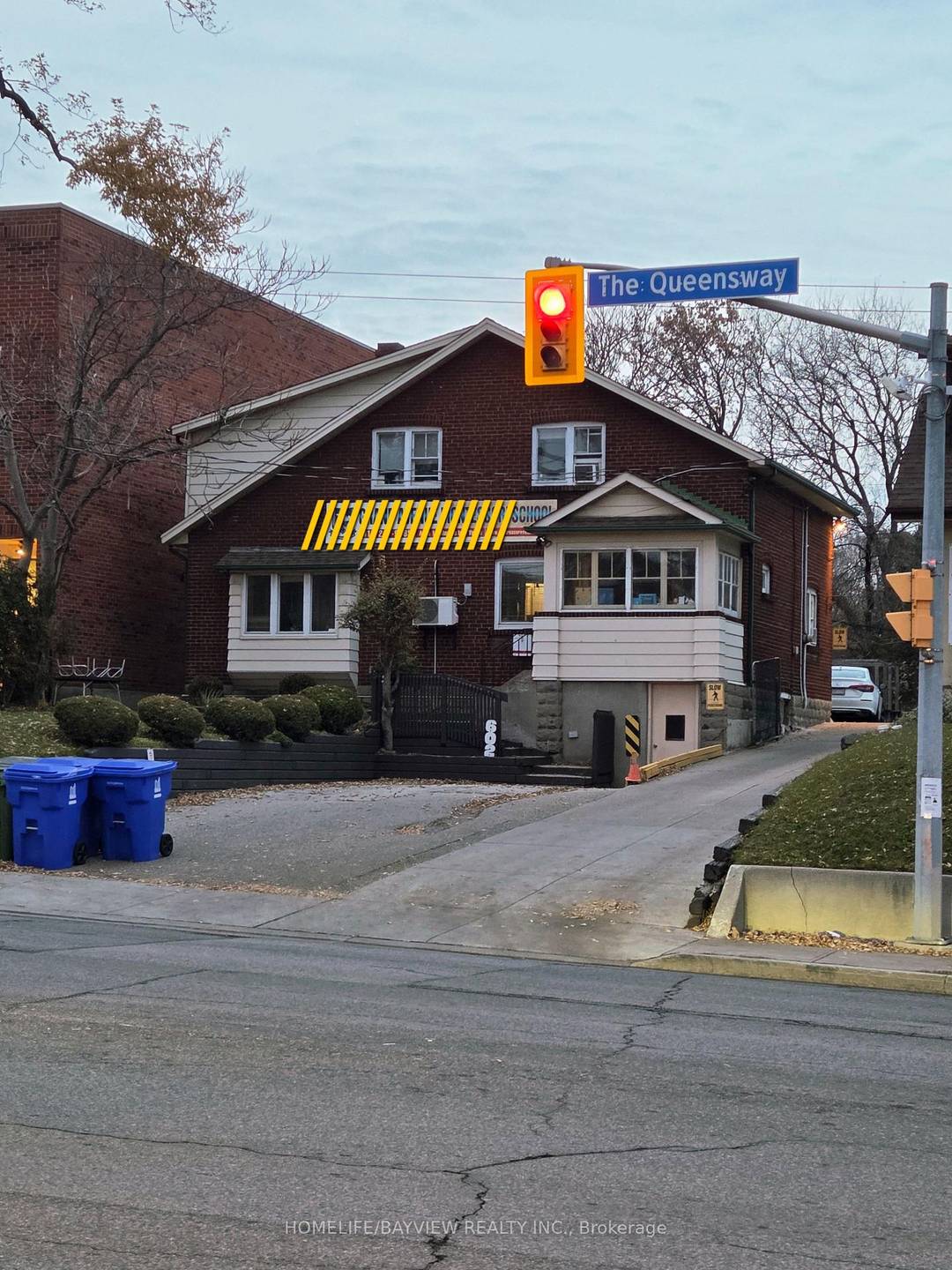 Investors, Opportunity In Prime Location Right On The Queensway !