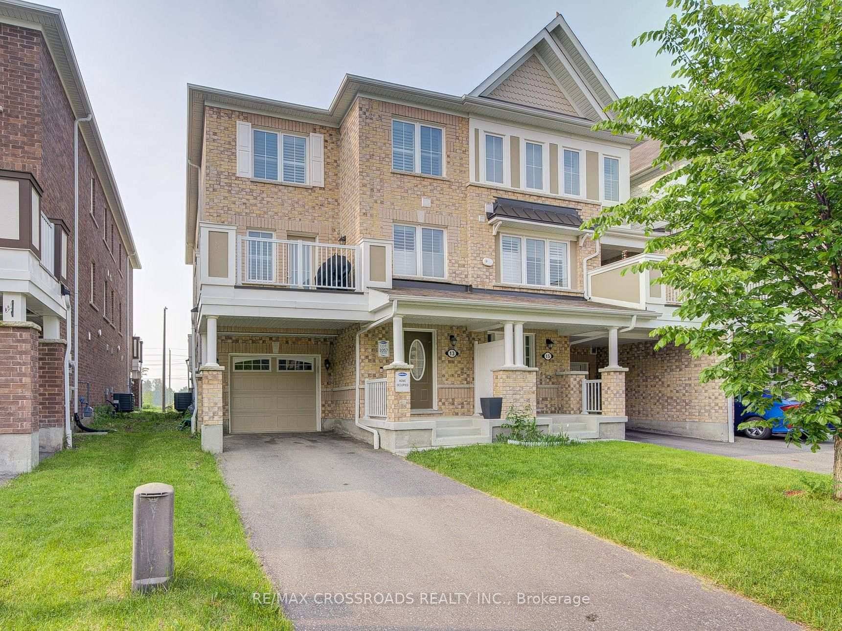 Modern amp ; Bright END UNIT Freehold with NO SIDEWALK Townhome in Whitby !