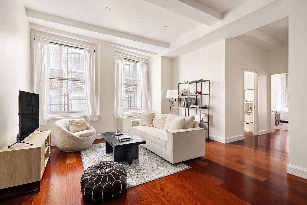 This expansive three bedroom, two bathroom corner residence is located in the heart of the Financial District and offers an exceptional combination of space, light, and thoughtful design.