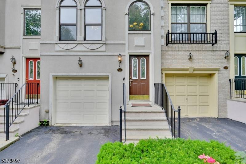 NE FACING Luxury, Location Lifestyle All in One !