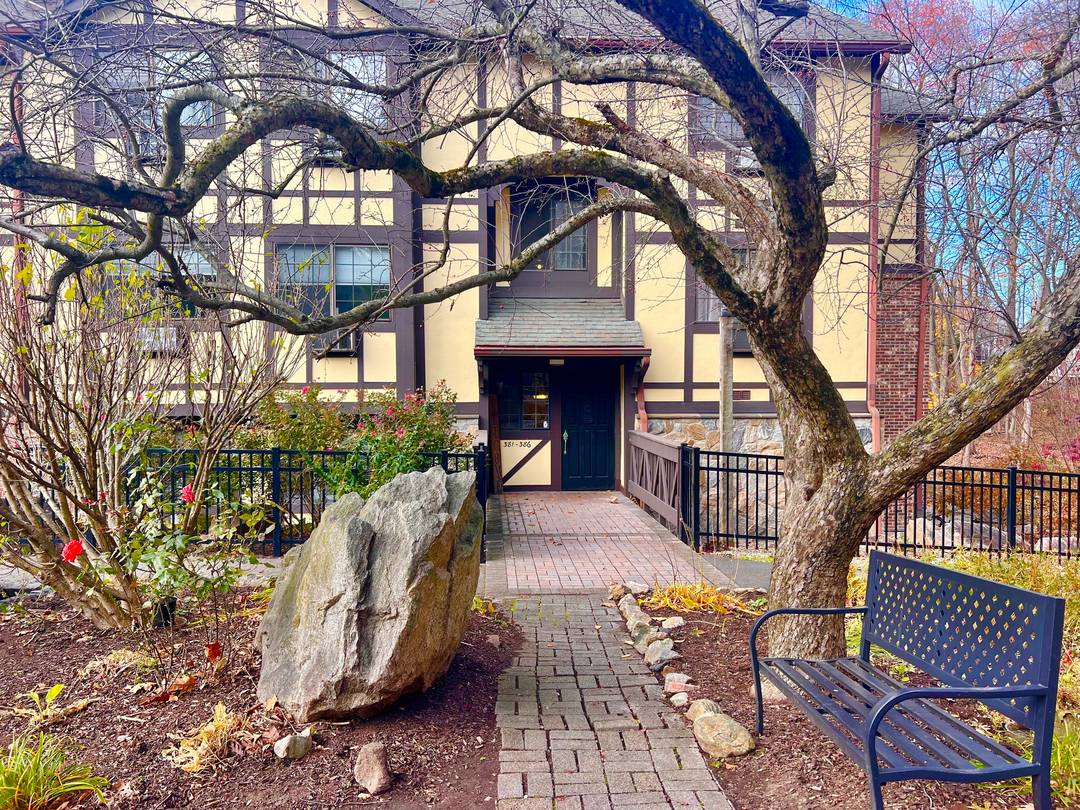 This ranch style condo with Hardwood floors at 50 Aiken St APT 382 brings together space, privacy, and convenience in one of Norwalk's most quietly set communities.