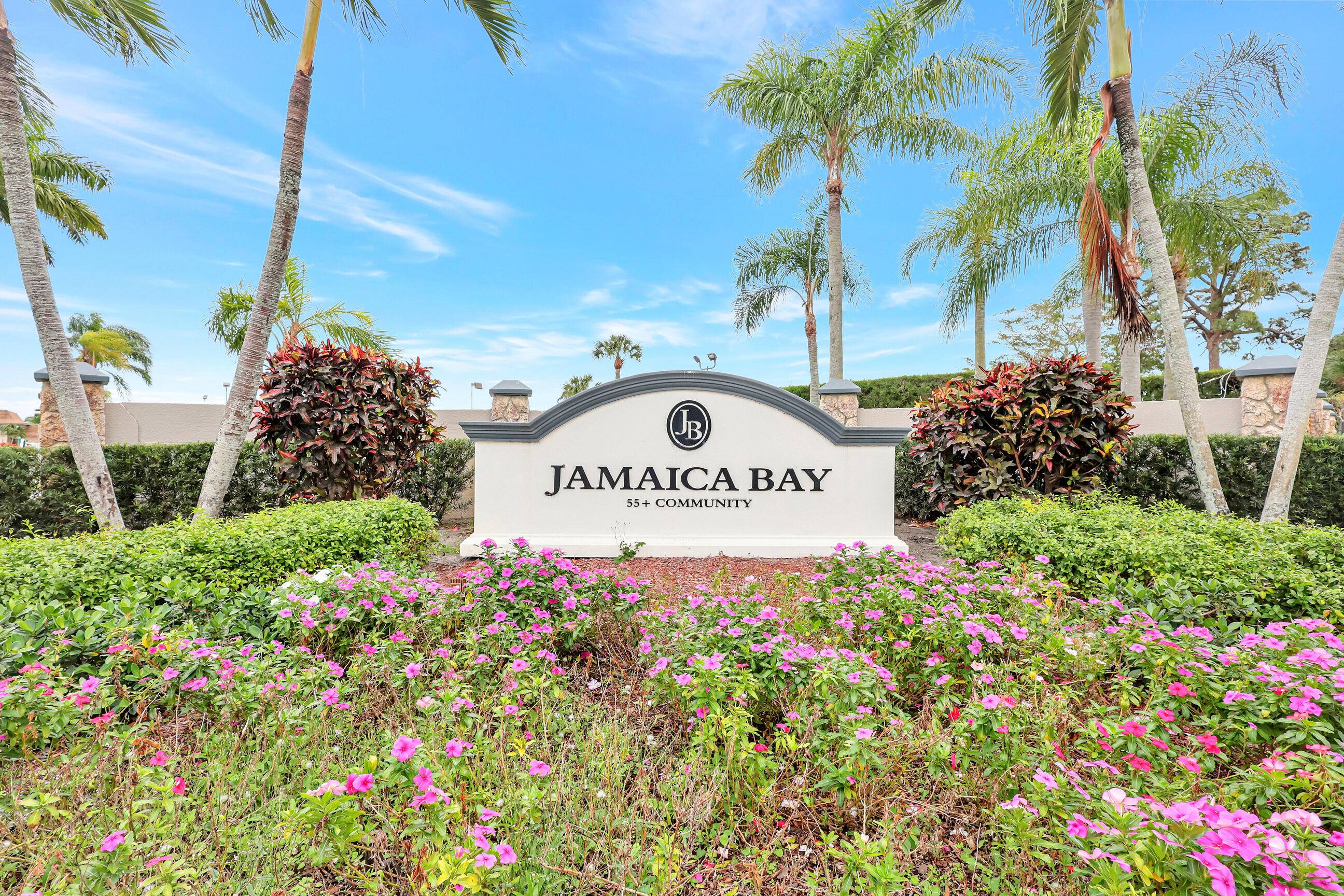 MOTIVATED SELLER ! This spacious 3 bedroom 2 bathroom home built in 2004 includes vaulted ceilings, open concept kitchen, laminate flooring, NEW 2024 AC unit, interior laundry, walk in closets ...